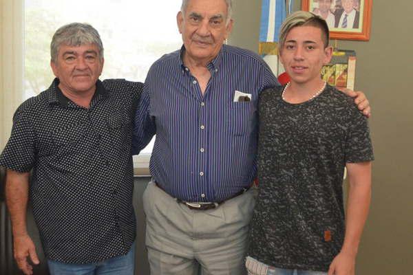 El intendente Mukdise recibioacute la visita de joven futbolista termense que juega en el Club Lanuacutes