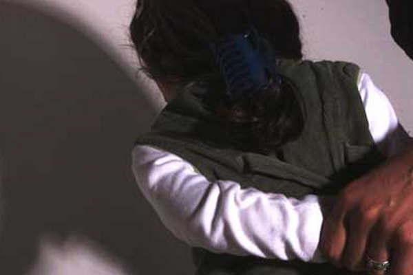 Tiacuteo y amigo juzgados por violar a una nintildea desde los 5 antildeos en monte