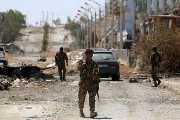 Aliados limpian de explosivos la ciudad de Al Raqa 