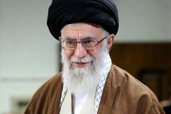 El liacuteder supremo iraniacute desafiacutea a EEUU