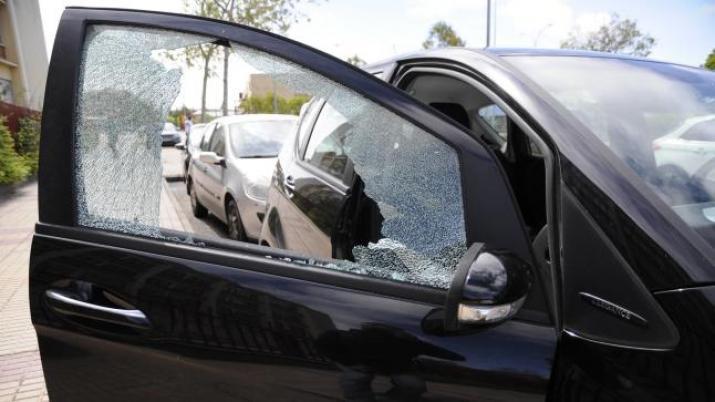 Rompieron el vidrio de un auto y se llevaron 20 mil en pleno centro