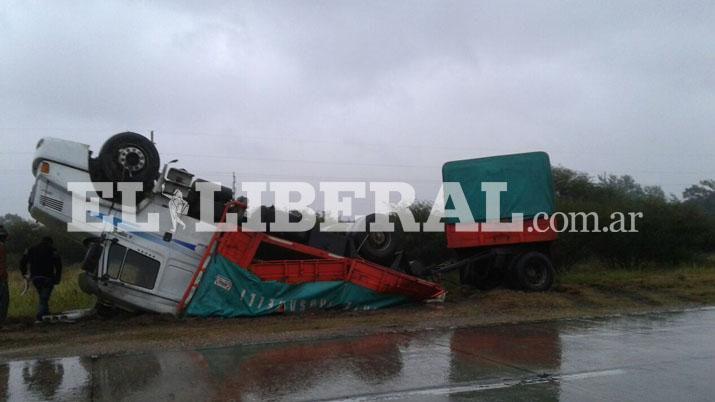 Un conductor herido tras chocar y volcar con su camioacuten