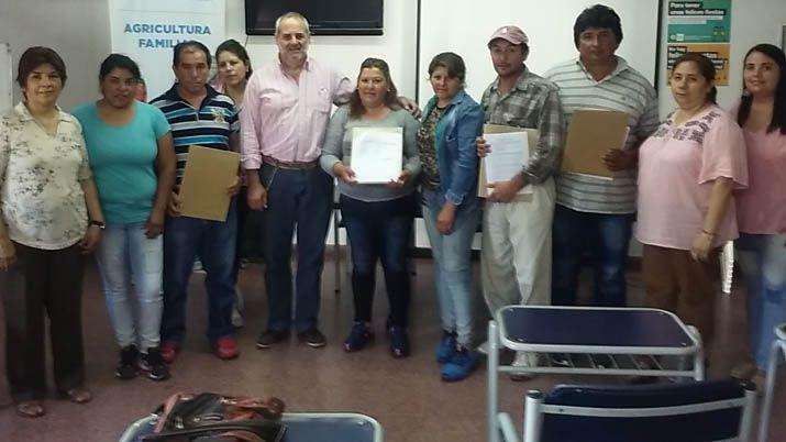 Cejas Lescano entregoacute creacuteditos productivos a grupos de Agricultores Familiares