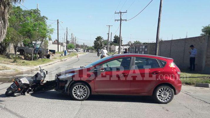 Dos motociclistas heridas tras chocar con un auto