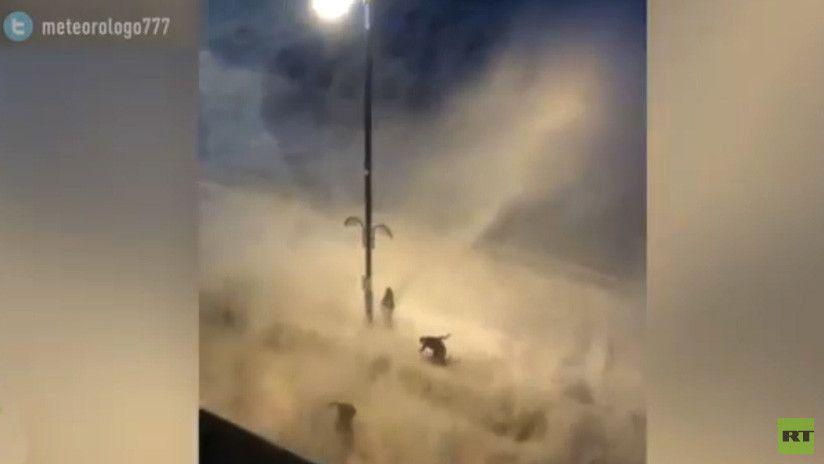 Intentaron sacarse una selfie durante un huracaacuten y recibieron su merecido