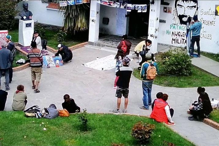 Los activistas mapuches en la sede comunal de El Bolsón