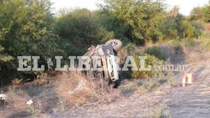 La camioneta perdió el control y protagonizó varios vuelcos