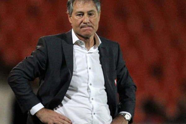 Ariel Holan fue amenazado por la barra del Rojo