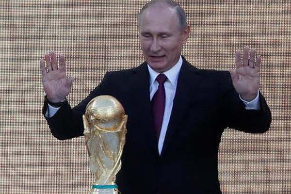 Vladimir Putin invitoacute a Blatter y a Platini a la Copa del Mundo