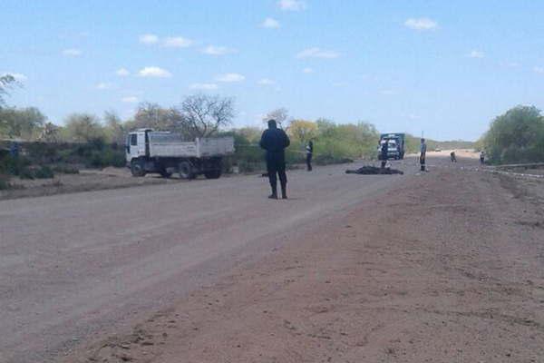 Motociclista murioacute al ser embestido por las ruedas del acoplado de un camioacuten 