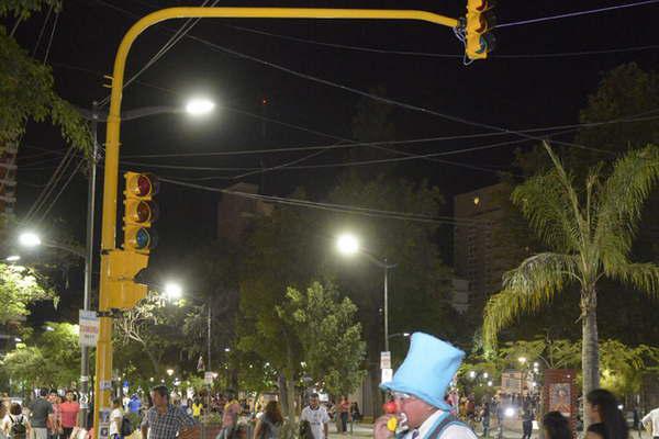 Instalan semaacuteforos combinados para ordenar el traacutensito del microcentro