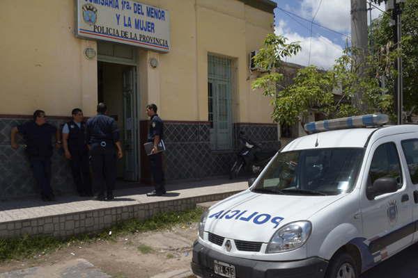 Amenazoacute a su pareja policiacutea con atentar contra la hija de ambos