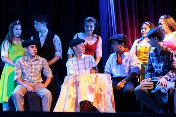 Alumnos termenses ganan el XX Intercolegial de Teatro con Fuenteovejuna