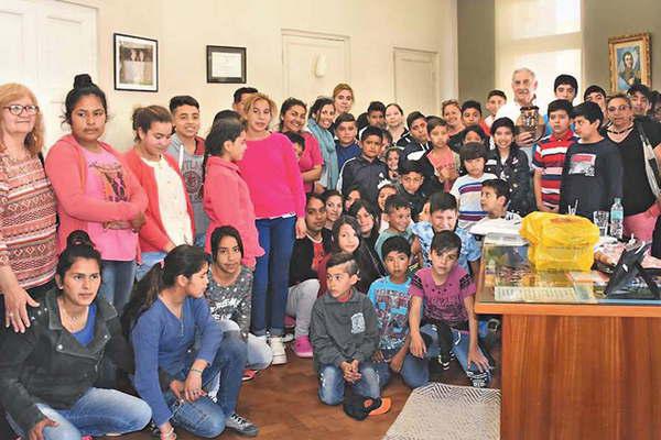 Chicos de dos escuelas del departamento Robles visitaron Las Termas de Riacuteo Hondo