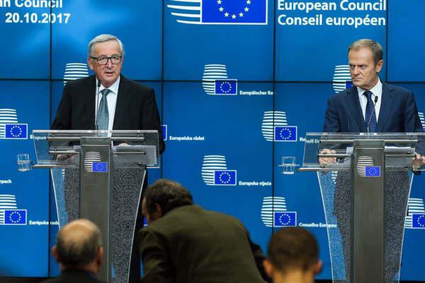 La UE y Gran Bretantildea intentan reactivar el diaacutelogo por el brexit