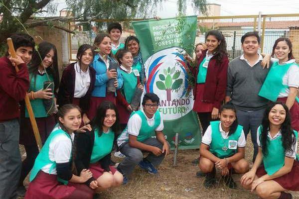 El programa Plantando Futuro  llegoacute al barrio Campo Contreras