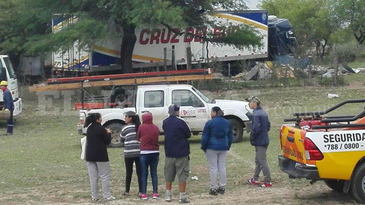 Impresionantes imaacutegenes del camioacuten que derriboacute una casa