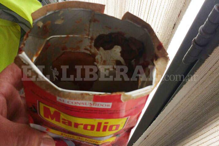 Terrible sorpresa para vecina de Friacuteas al abrir un pureacute de tomates