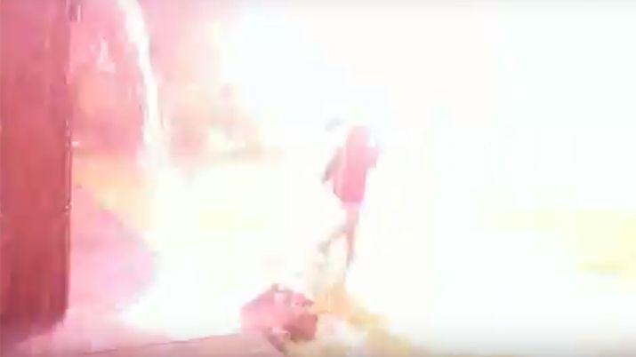VIDEO  Jugaba en el jardiacuten le cayoacute un rayo y sobrevivioacute