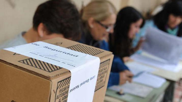 Elecciones  Gran cantidad de santiaguentildeos ya comenzaron a votar