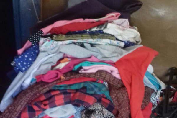 Ladrones de ropa caen de la moto y pierden la hasta lenceriacutea