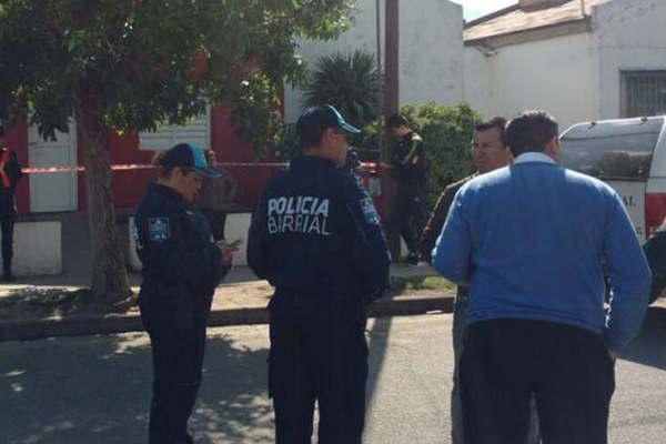 Un policiacutea fue asesinado en medio de un robo en su ca