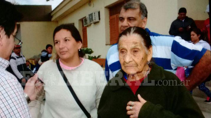 Ejemplar  Una mujer con sus 85 antildeos fue a votar
