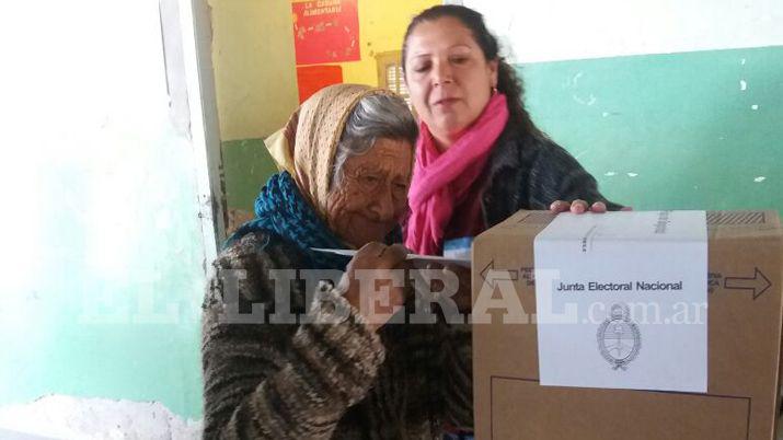 Las elecciones se desarrollan con normalidad en Colonia Dora