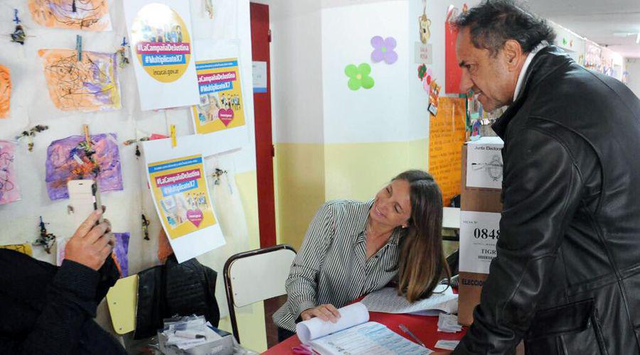Scioli se acercoacute a votar en silencio