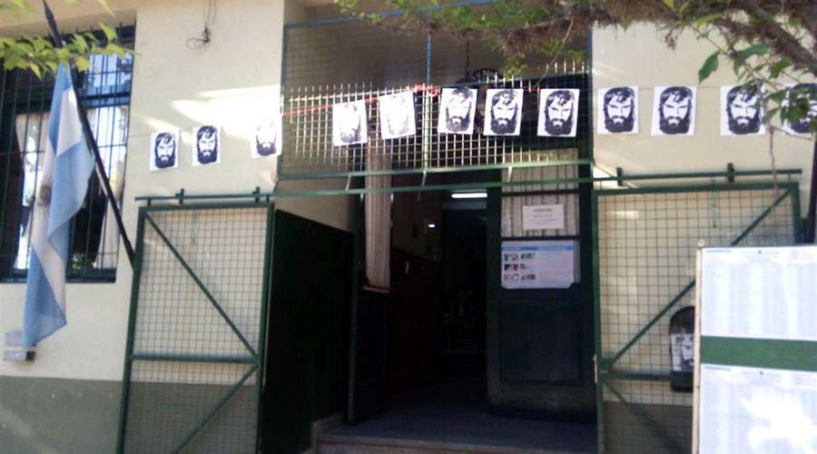 Carteles en la escuela donde deberiacutea haber votado Santiago Maldonado