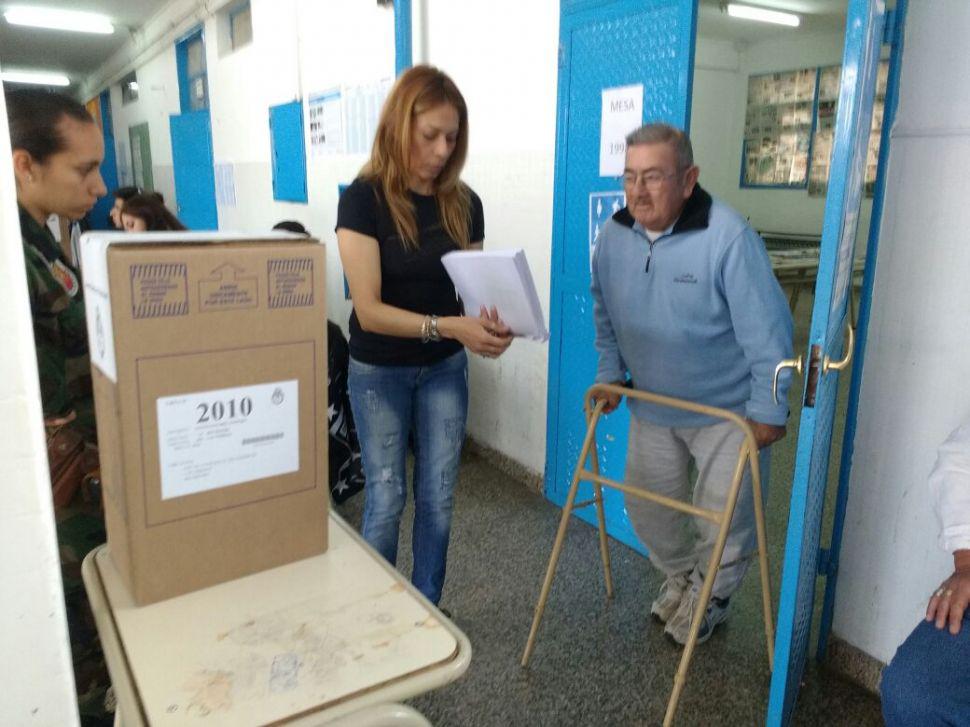 Don Oscar Navarro cumpliendo con el deber ciacutevico