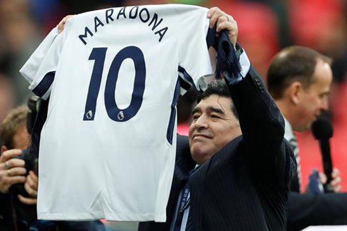 El diez argentino recibió una camiseta con su nombre