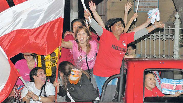 El Frente Ciacutevico celebroacute con una caravana la vuelta de Gerardo Zamora a la gobernacioacuten