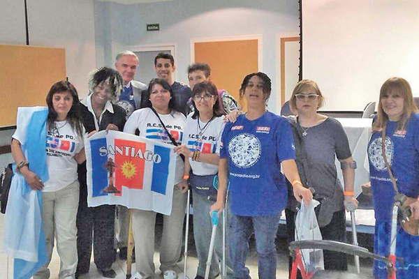 Sobrevivientes de la poliomielitis de Santiago exponen sus experiencias