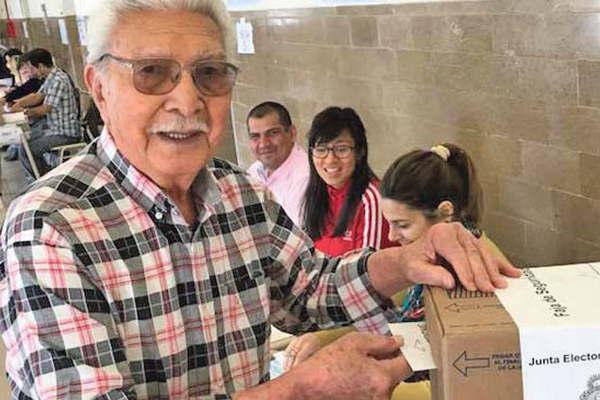 Con sus 92 antildeos Don Emiliano votoacute en la Industrial 