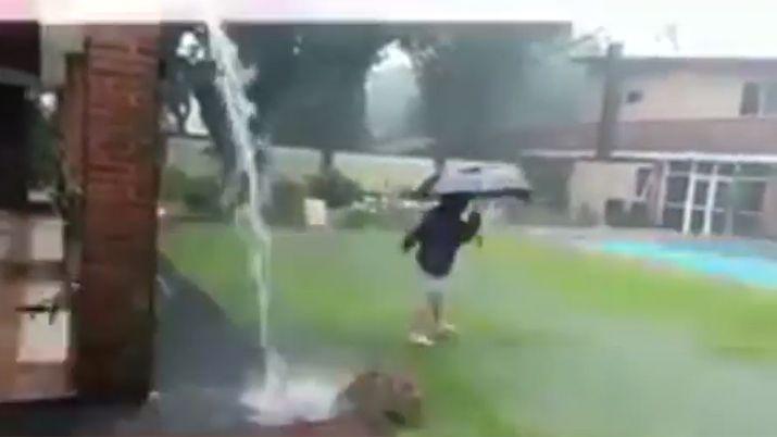 Video- un nene jugaba bajo la lluvia y se salvoacute de ser tocado por un rayo