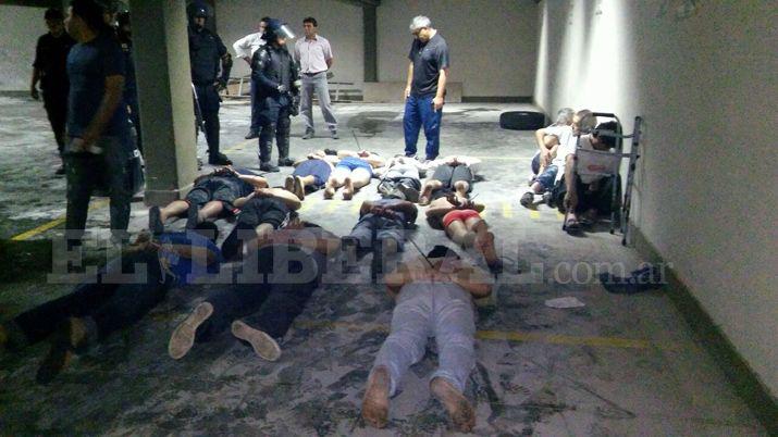 Reclusos robaron una pistola realizaron disparos causaron destrozos y organizaron un motiacuten