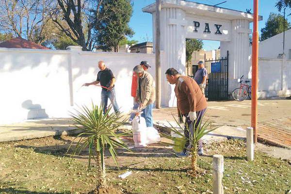 Empleados municipales realizan refacciones en el cementerio termense