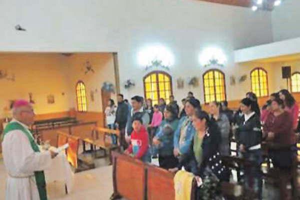 Monsentildeor Chaacutevez visitoacute el hogar de Cristo Cura Brochero de Antildeatuya