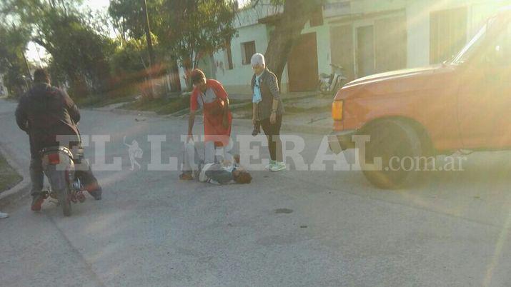 Un motociclista sufrioacute heridas al ser chocado por un camioacuten