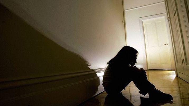 Fue a pasar el diacutea con su padre y la abusoacute sexualmente