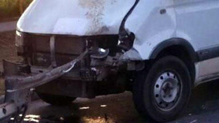 Pasajeros de combi quedaron atrapados tras chocar contra un camioacuten