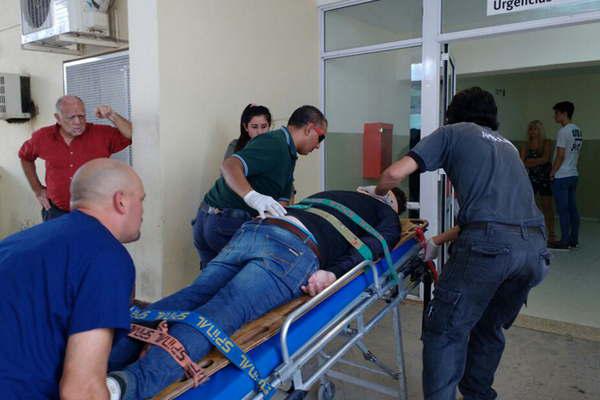 Motociclista colisionoacute con una camioneta que se dio a la fuga y sufrioacute graves lesiones