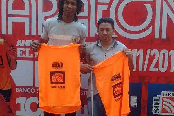 Otro atleta no vidente se suma al Maratoacuten Aniversario