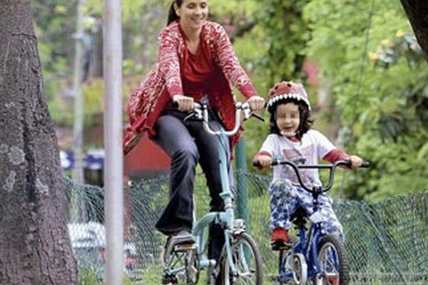 Natalia Oreiro analiza la propuesta de protagonizar la remake de La Extrantildea Dama compartiendo tardes en bicicleta con su hijo 