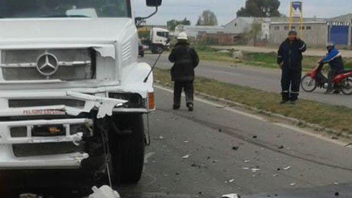 Se tiroacute debajo de las ruedas de un camioacuten y murioacute arrollado