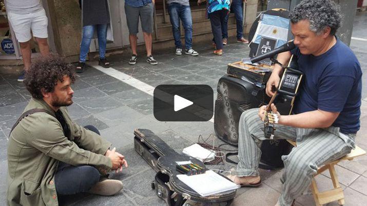 Raly Barrionuevo y un muacutesico callejero paralizaron una peatonal en Coacuterdoba