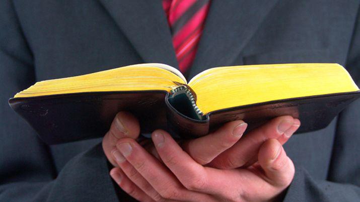 Un pastor violoacute a dos mujeres para sacarles los espiacuteritus malignos