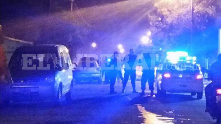 Un auto se prendioacute fuego en el barrio Ejeacutercito Argentino