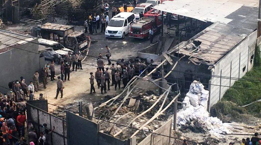 Al menos 47 muertos al explotar una faacutebrica de petardos en Indonesia